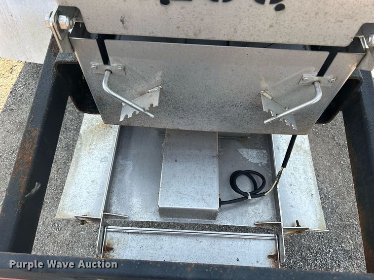 image for item DS8786 2014 International DuraStar 4300  spreader truck