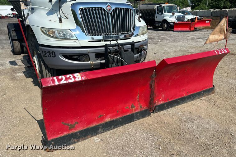 image for item DS8786 2014 International DuraStar 4300  spreader truck