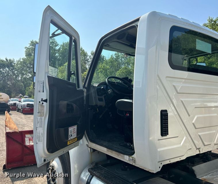 image for item DS8786 2014 International DuraStar 4300  spreader truck