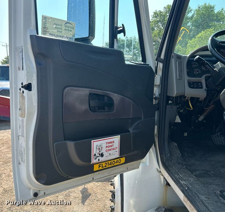 image for item DS8786 2014 International DuraStar 4300  spreader truck