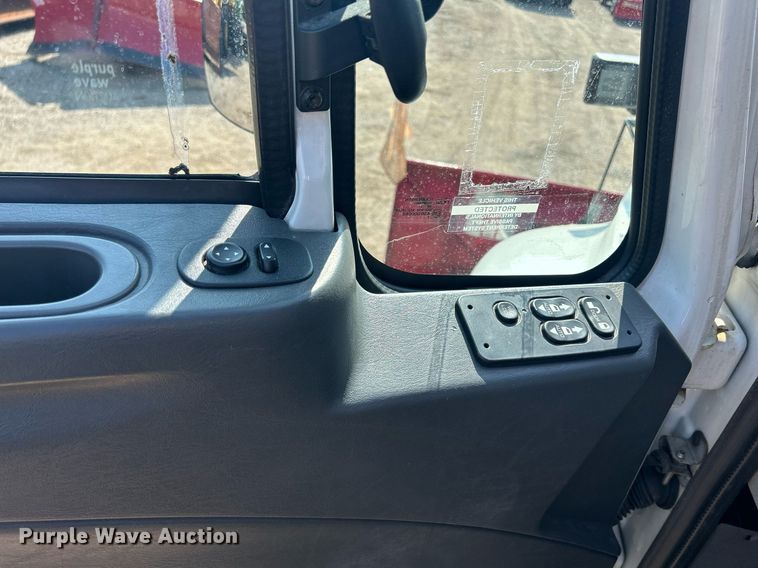 image for item DS8786 2014 International DuraStar 4300  spreader truck