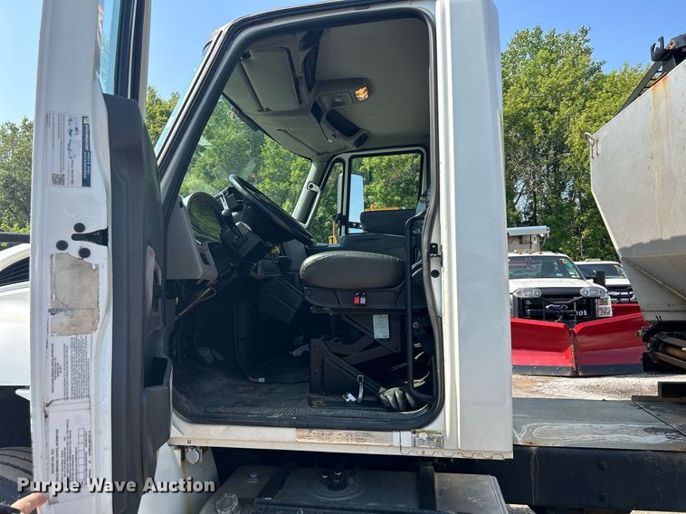 image for item DS8786 2014 International DuraStar 4300  spreader truck