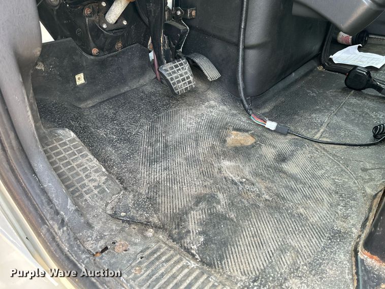 image for item DS8786 2014 International DuraStar 4300  spreader truck