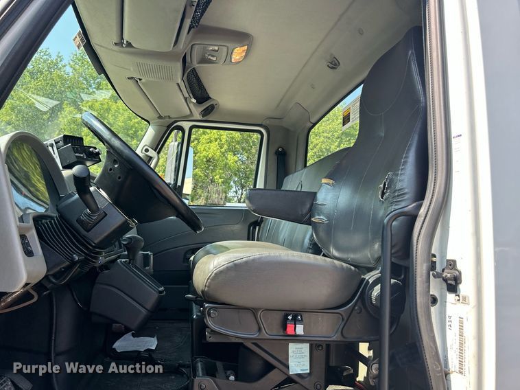 image for item DS8786 2014 International DuraStar 4300  spreader truck