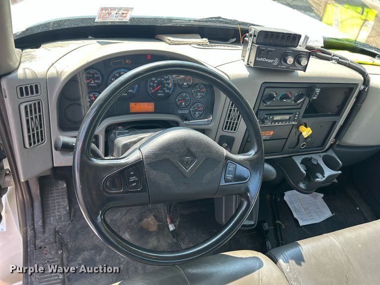 image for item DS8786 2014 International DuraStar 4300  spreader truck