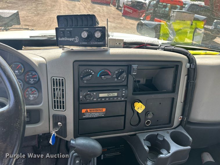 image for item DS8786 2014 International DuraStar 4300  spreader truck