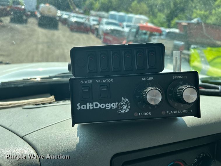 image for item DS8786 2014 International DuraStar 4300  spreader truck