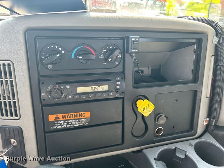 image for item DS8786 2014 International DuraStar 4300  spreader truck