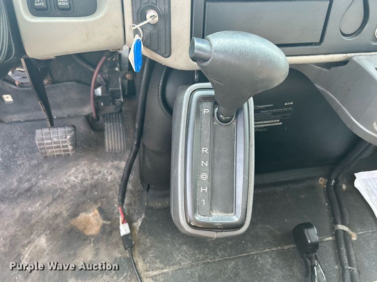 image for item DS8786 2014 International DuraStar 4300  spreader truck