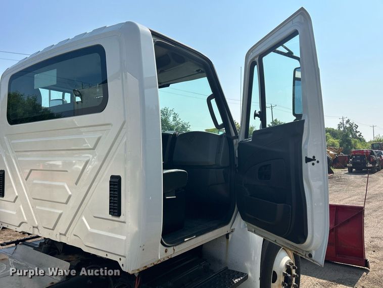 image for item DS8786 2014 International DuraStar 4300  spreader truck