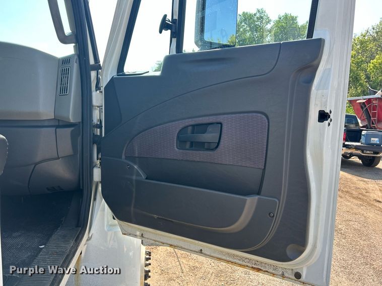 image for item DS8786 2014 International DuraStar 4300  spreader truck