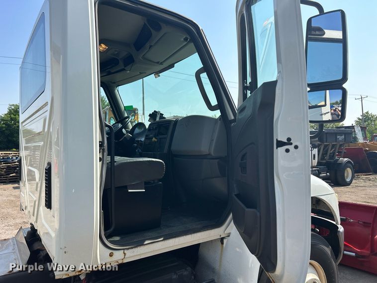 image for item DS8786 2014 International DuraStar 4300  spreader truck