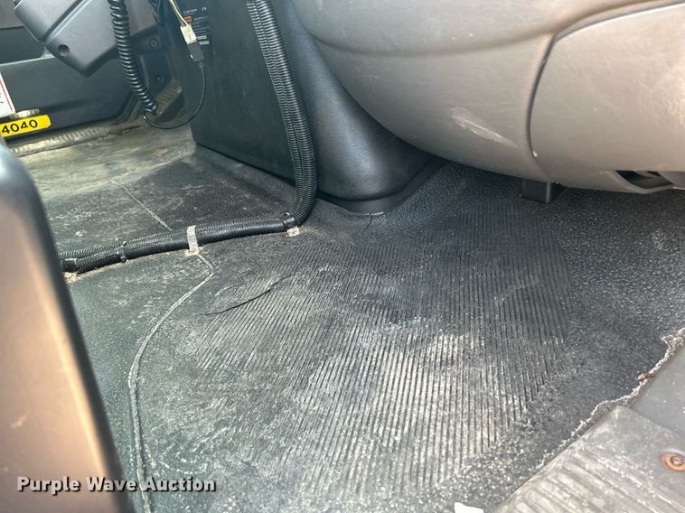 image for item DS8786 2014 International DuraStar 4300  spreader truck