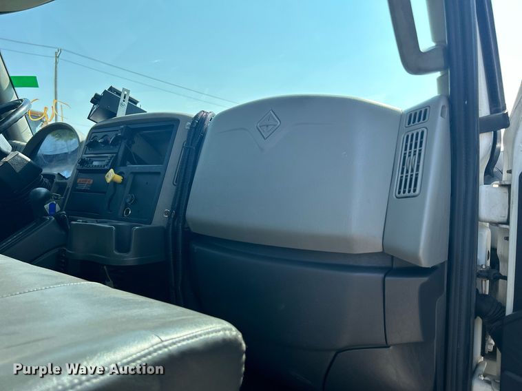 image for item DS8786 2014 International DuraStar 4300  spreader truck