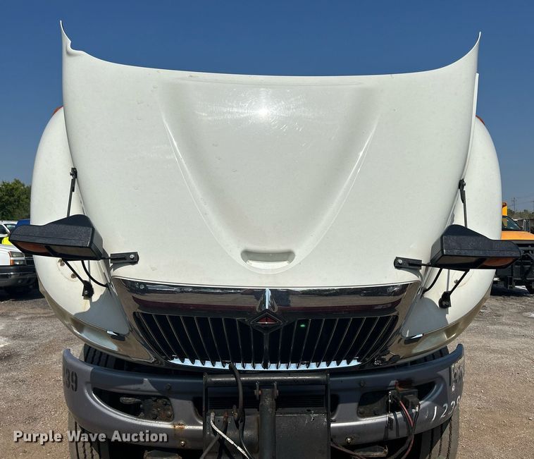 image for item DS8786 2014 International DuraStar 4300  spreader truck