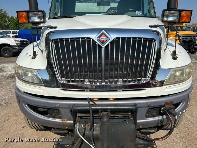 image for item DS8786 2014 International DuraStar 4300  spreader truck