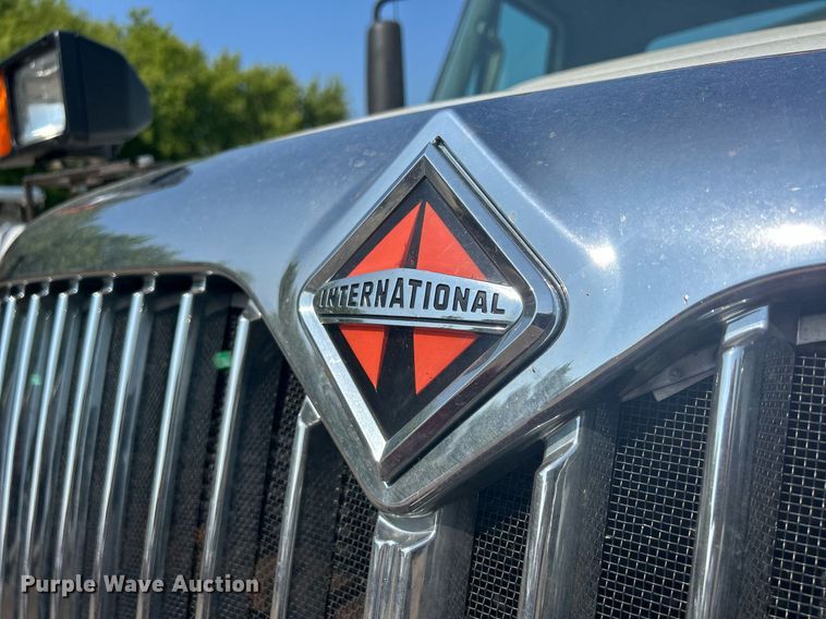 image for item DS8786 2014 International DuraStar 4300  spreader truck