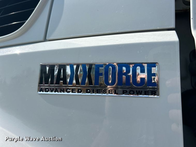 image for item DS8786 2014 International DuraStar 4300  spreader truck