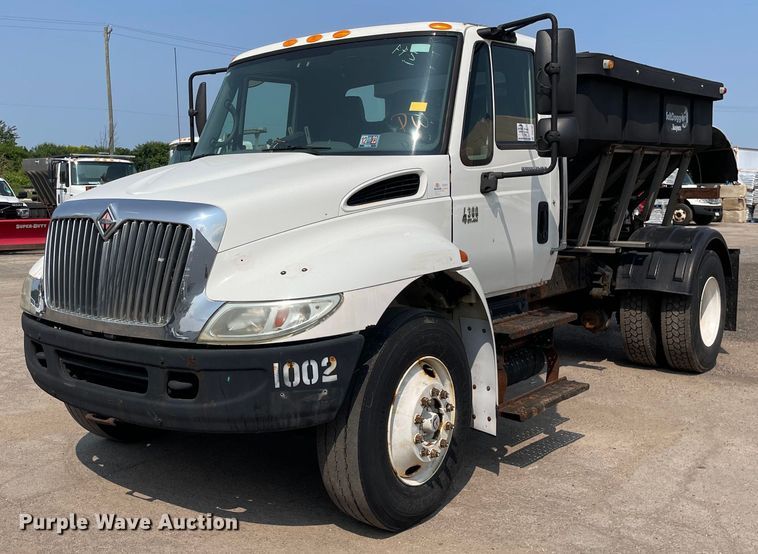 image for item DS8789 2006 International 4300  spreader truck