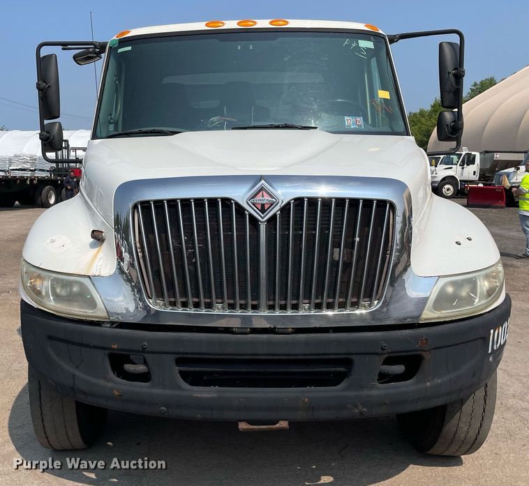 image for item DS8789 2006 International 4300  spreader truck