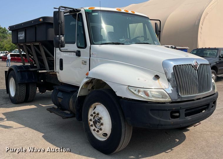 image for item DS8789 2006 International 4300  spreader truck
