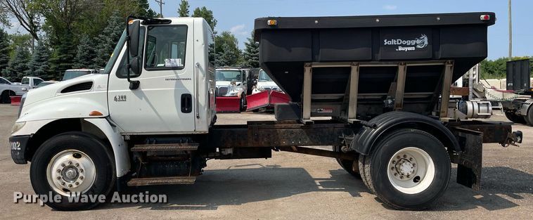 image for item DS8789 2006 International 4300  spreader truck