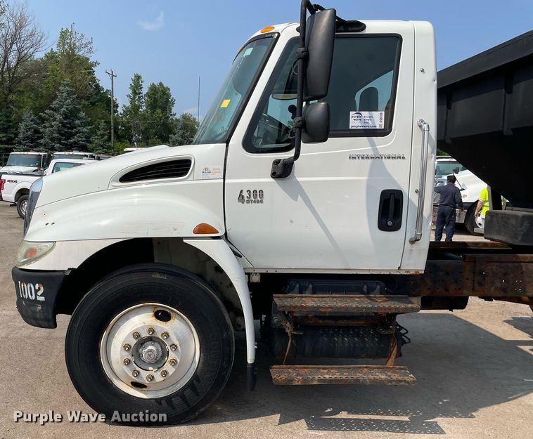 image for item DS8789 2006 International 4300  spreader truck