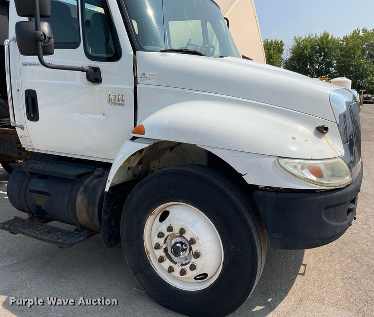 image for item DS8789 2006 International 4300  spreader truck