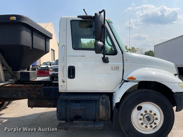 image for item DS8789 2006 International 4300  spreader truck