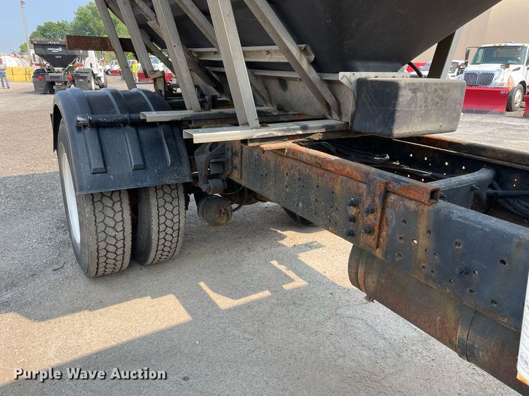 image for item DS8789 2006 International 4300  spreader truck