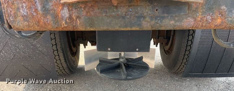 image for item DS8789 2006 International 4300  spreader truck