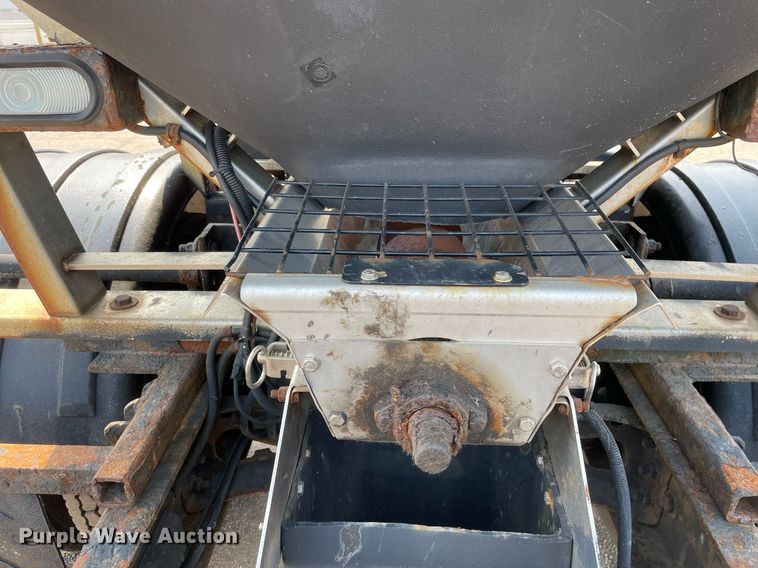 image for item DS8789 2006 International 4300  spreader truck