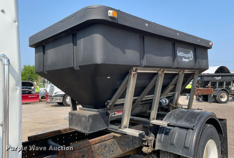 image for item DS8789 2006 International 4300  spreader truck