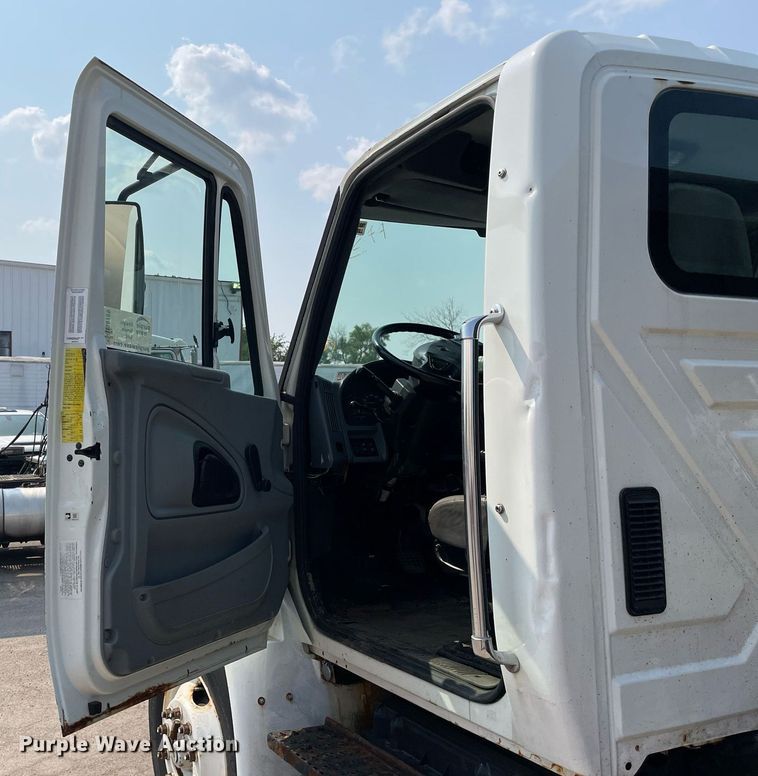 image for item DS8789 2006 International 4300  spreader truck