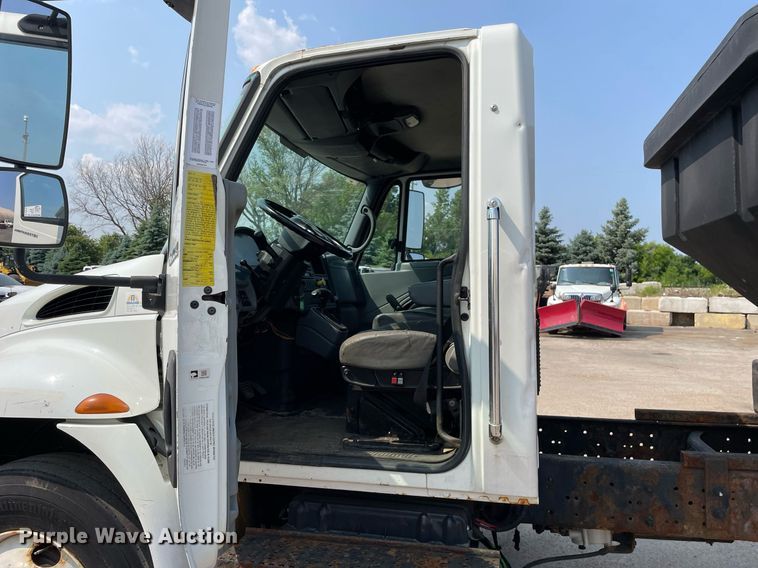 image for item DS8789 2006 International 4300  spreader truck