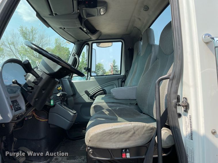 image for item DS8789 2006 International 4300  spreader truck