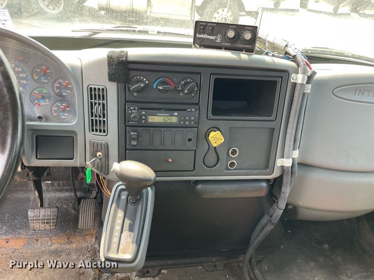 image for item DS8789 2006 International 4300  spreader truck