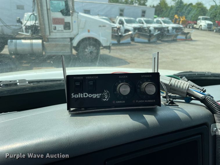 image for item DS8789 2006 International 4300  spreader truck