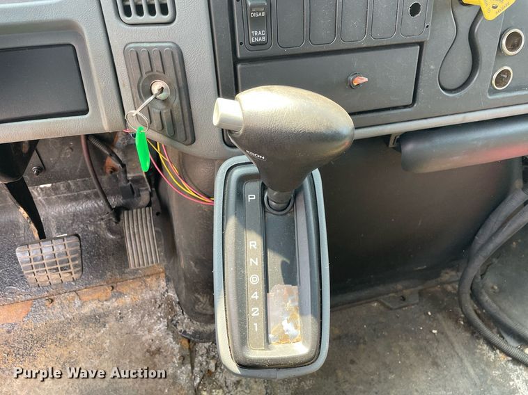 image for item DS8789 2006 International 4300  spreader truck