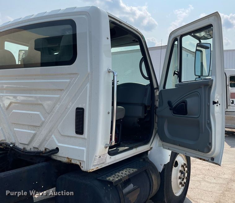 image for item DS8789 2006 International 4300  spreader truck