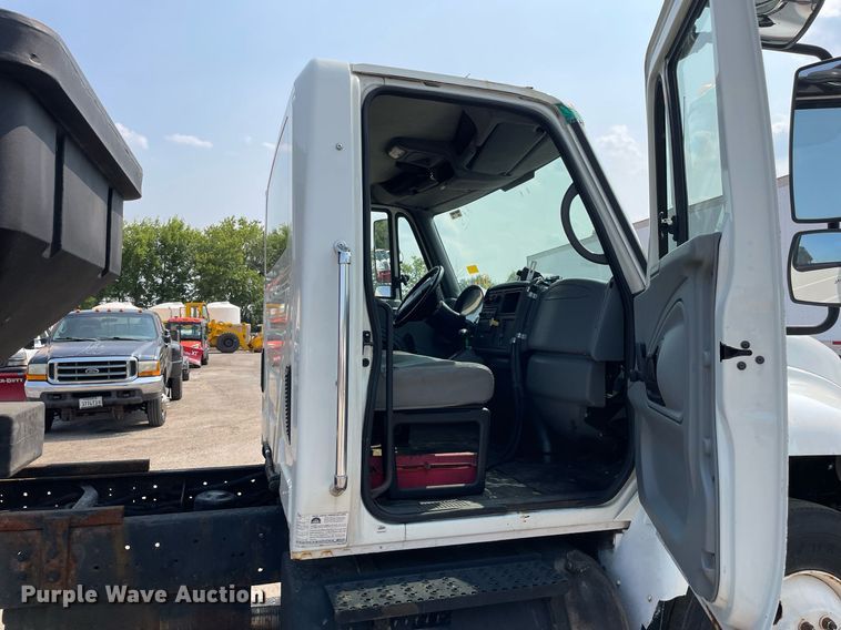 image for item DS8789 2006 International 4300  spreader truck