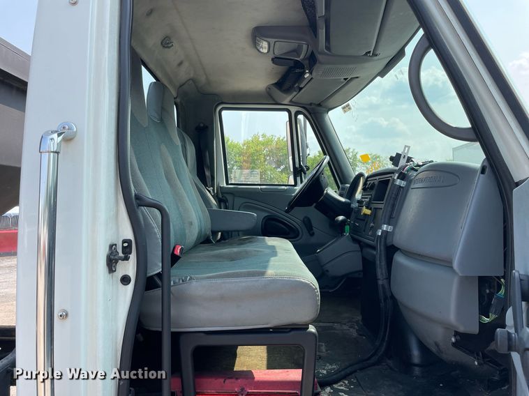 image for item DS8789 2006 International 4300  spreader truck