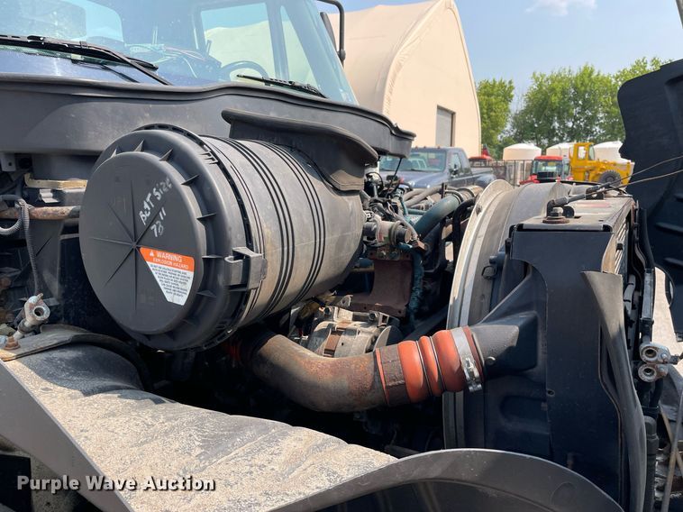 image for item DS8789 2006 International 4300  spreader truck