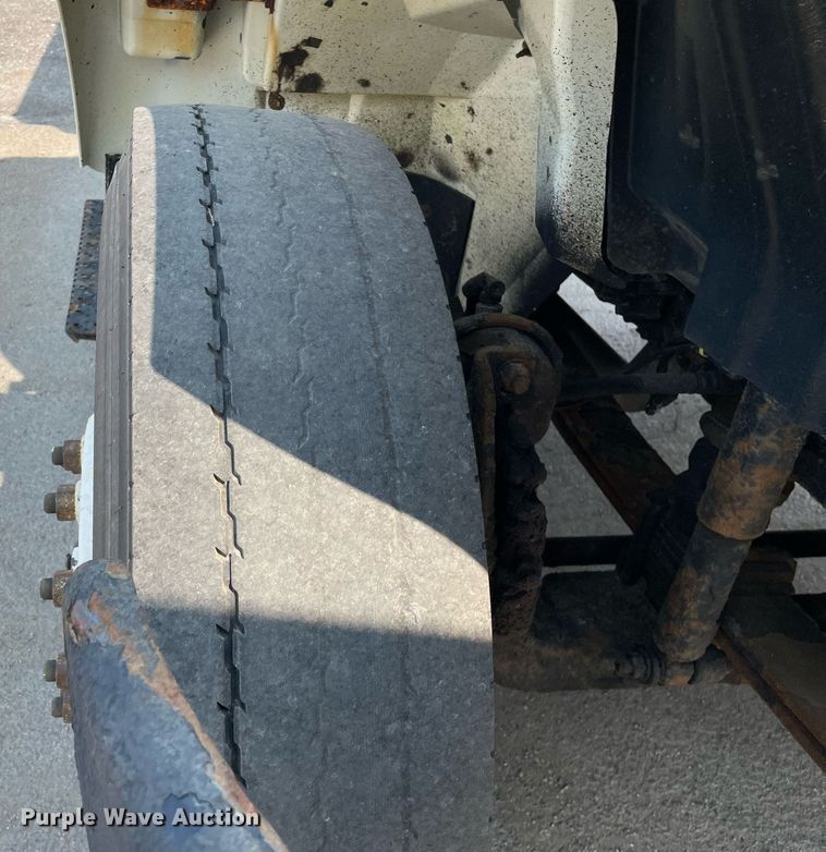 image for item DS8789 2006 International 4300  spreader truck