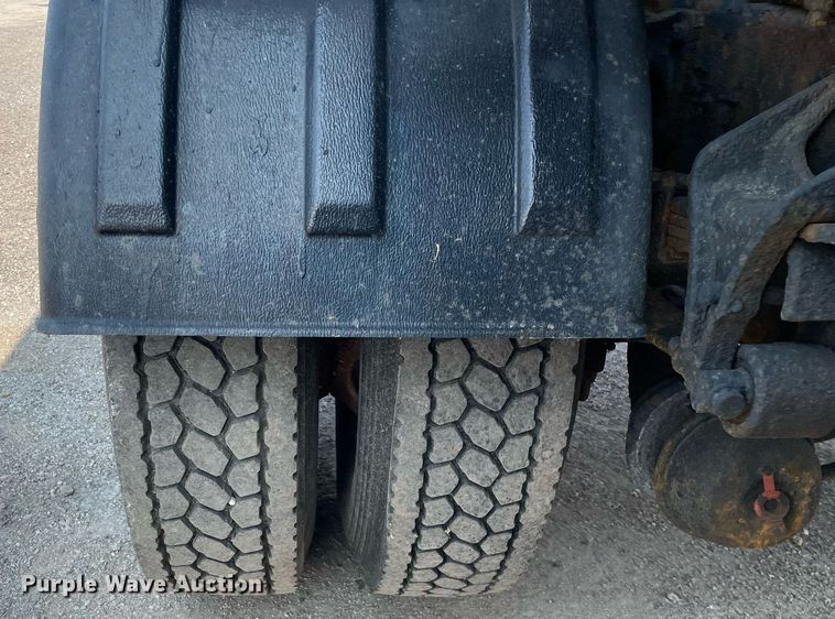 image for item DS8789 2006 International 4300  spreader truck