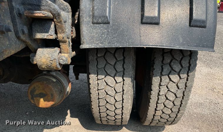 image for item DS8789 2006 International 4300  spreader truck