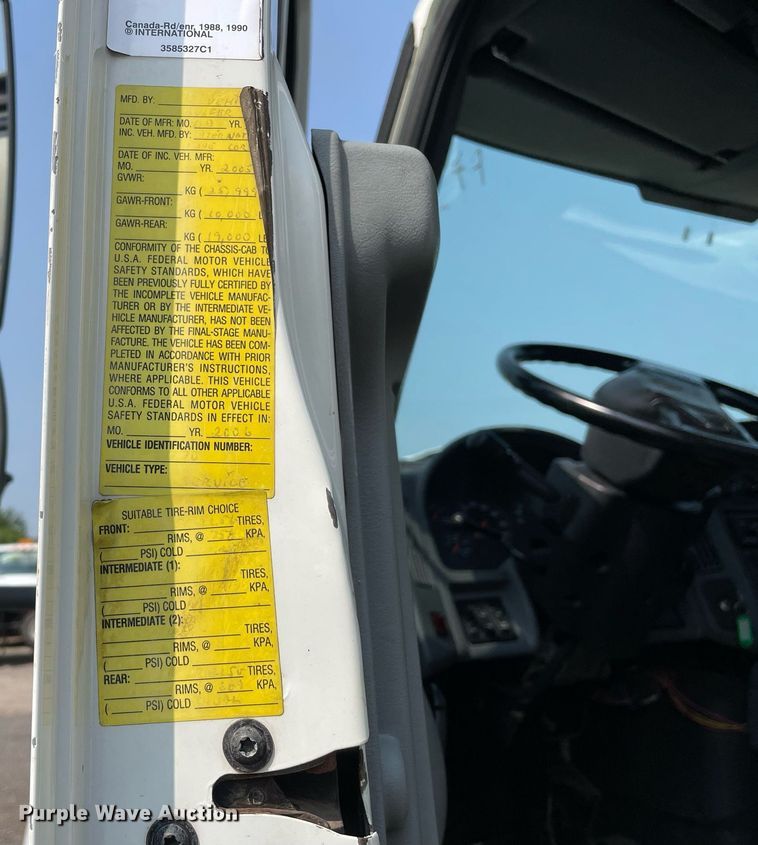 image for item DS8789 2006 International 4300  spreader truck