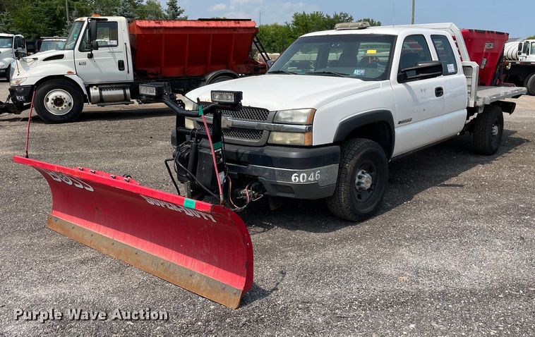 image for item DS8790 2004 Chevrolet Silverado 2500HD  Ext. Cab flatbed truck