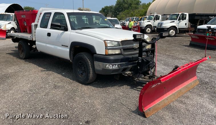 image for item DS8790 2004 Chevrolet Silverado 2500HD  Ext. Cab flatbed truck