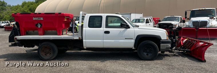 image for item DS8790 2004 Chevrolet Silverado 2500HD  Ext. Cab flatbed truck